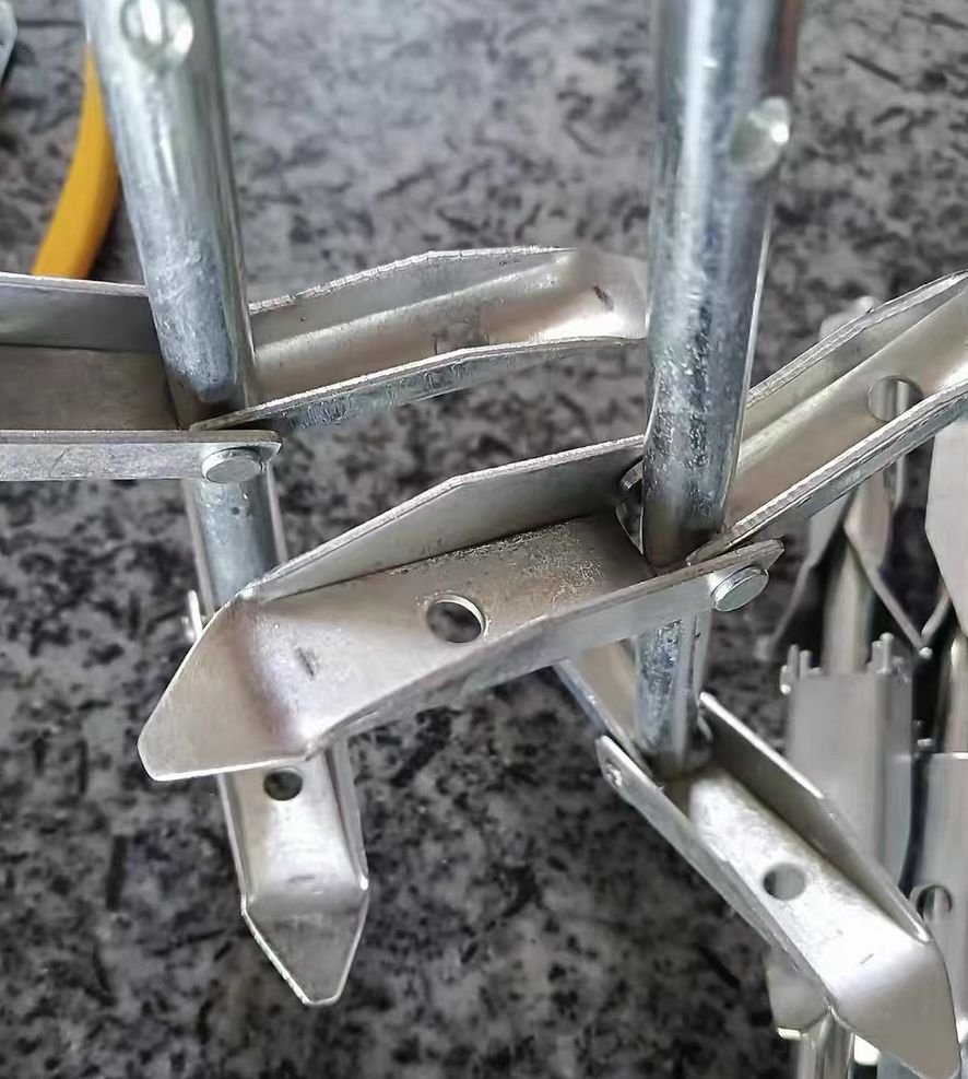 Folding Duckbill-Type Earth Anchor